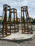 В Гудермесе продолжаются работы по созданию нового общественного пространства и реконструкции въездной стелы